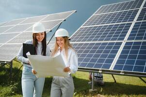 retrato de hembra ingenieros gasto hora fuera de cerca solar paneles foto