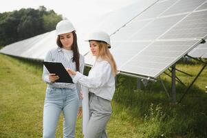 retrato de hembra ingenieros gasto hora fuera de cerca solar paneles foto