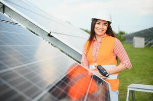 hermosa joven mujer cerca solar paneles al aire libre foto