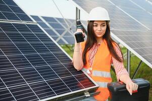 hermosa joven mujer cerca solar paneles al aire libre foto