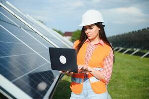 hermosa joven mujer cerca solar paneles al aire libre foto