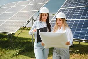 retrato de hembra ingenieros gasto hora fuera de cerca solar paneles foto