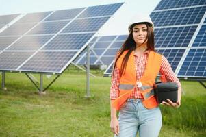 hermosa joven mujer cerca solar paneles al aire libre foto