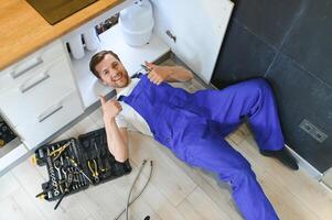 plumber change the water filter photo