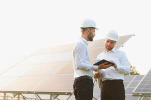 proyecto gerente discutir con trabajador instalación proceso de solar panel foto