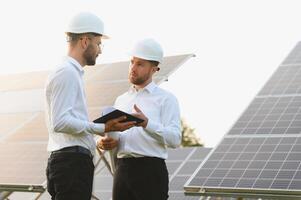 ingeniero y empresario cepillado nuevo ecología proyecto. alrededor solar panel techo foto