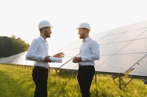 proyecto gerente discutir con trabajador instalación proceso de solar panel foto