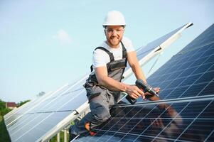 trabajador instalando solar paneles al aire libre foto