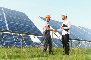 proyecto gerente discutir con trabajador instalación proceso de solar panel foto