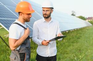 proyecto gerente discutir con trabajador instalación proceso de solar panel foto
