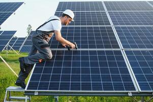 trabajador instalando solar paneles al aire libre foto