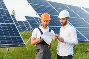 proyecto gerente discutir con trabajador instalación proceso de solar panel foto