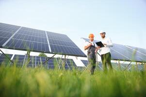 proyecto gerente discutir con trabajador instalación proceso de solar panel foto