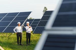 ingeniero y empresario cepillado nuevo ecología proyecto. alrededor solar panel techo foto