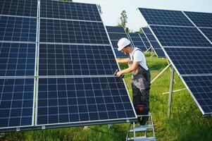 trabajador instalando solar paneles al aire libre foto