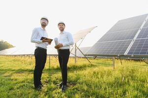 ingeniero y empresario cepillado nuevo ecología proyecto. alrededor solar panel techo foto