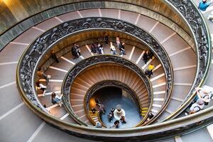 Vaticano, italia-abril 18, 2024 turistas descendente Vaticano museos espiral escalera foto