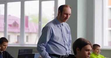 Aulas do Designer de Web e programação dentro escola, professor e alunos dentro baseado em computador Sala de aula video