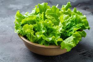 Fresco verde lechuga en cerámico cuenco foto