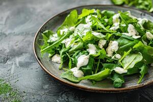 Fresco Rúcula ensalada con cremoso vendaje foto