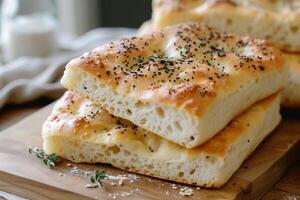 recién horneado focaccia un pan con hierbas y especias foto