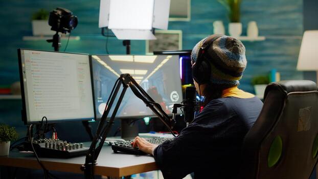 Pro flámula comprobación sonido en mezclador poniendo en auriculares y comienzo jugando fps juego durante virtual competencia. jugador utilizando profesional transmisión configuración, corriente charla en juego de azar hogar estudio foto