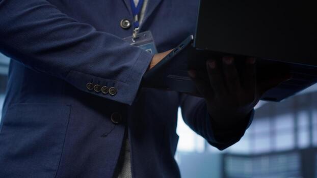 administración en datos centrar carreras sistema diagnóstico pruebas y error comprobación utilidades en ordenador portátil a reparar problemas. cerca arriba Disparo de trabajador mirando para red cuestiones conmovedor aparejos actuación, cámara un foto