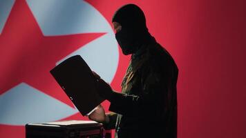 norte coreano espía tomando fuera intel documento desde maleta a identificar llave objetivos durante frontera conflicto. Pyongyang régimen inteligencia agencia operador leyendo misión resumen archivos, cámara un foto