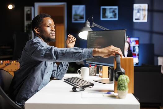 sistema administración generando eso guiones para datos centros y desarrollando programa en máquina idioma. en html terminal ventana, Ingenieria especialista mecanografía código en binario, asegura servidor seguridad. foto