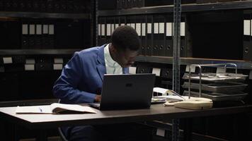 atención en africano americano privado investigador conductible confidencial investigación, analizando evidencia. ley oficial con atención a detalle examina caso archivos y pistas a combate organizado delito. foto
