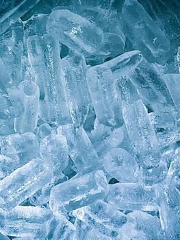 cubos de hielo fondo,cubitos de hielo textura, cubitos de hielo papel pintado, hielo ayuda a sensación refrescado y frio agua desde el cubos de hielo ayuda el agua actualizar tu vida y sensación bueno.hielo bebidas para refresco negocio foto