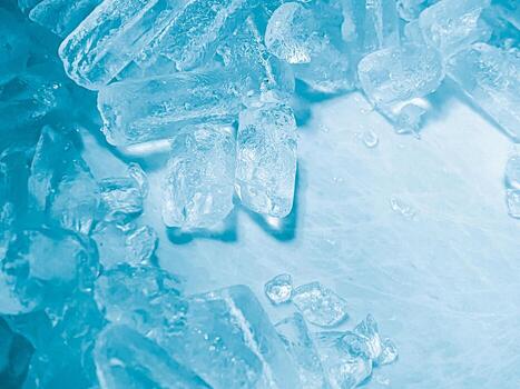 cubos de hielo fondo,cubitos de hielo textura, cubitos de hielo papel pintado, hielo ayuda a sensación refrescado y frio agua desde el cubos de hielo ayuda el agua actualizar tu vida y sensación bueno.hielo bebidas para refresco negocio foto