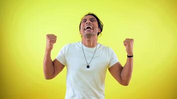 Man laughing forcefully with arm closed video