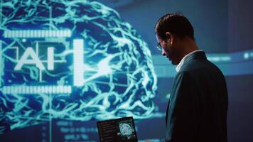 ai sistema administrador usando computador portátil dispositivo dentro Alto tecnologia futurista área de trabalho. homem trabalhando em caderno para automatizar tarefas usando artificial inteligência tecnologia, Câmera b video