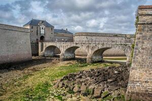 ver de el antiguo Puerto Luis ciudadela situado en oriente, Bretaña, Francia, exhibiendo sus Roca arquitectura y histórico significado. foto