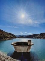 represa aliviadero Desbordamiento embudo encima lago superficie foto