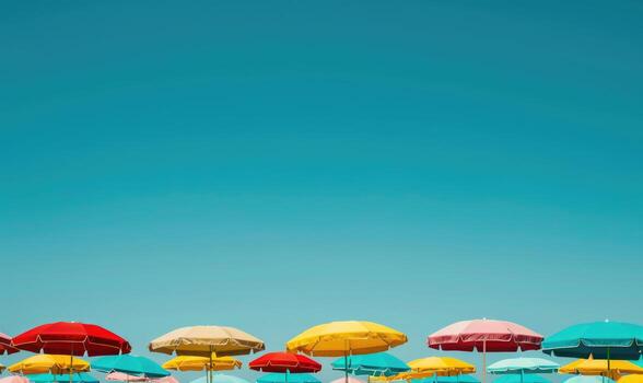 un playa punteado con vistoso paraguas debajo un claro azul cielo, verano turismo antecedentes foto