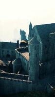 aéreo ver de medieval castillo con interior y exterior patio video