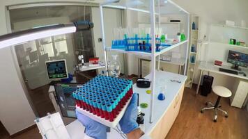pov do químico médico trabalhando em pc examinando vacina desenvolvimento dentro científico moderno equipado laboratório. cientista coisa usando Alto tecnologia e tecnologia pesquisando tratamento contra covid19 vírus video
