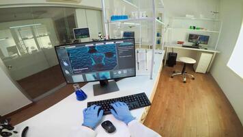 pov do investigador médico escrevendo às computador, analisando dna Varredura imagem, enquanto enfermeira trazendo ele teste tubo amostras. grupo do bioquímica cientistas examinando vírus evolução usando Alto tecnologia video