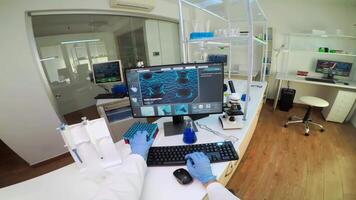 pov do cientista analisando sangue amostra a partir de teste tubo digitando em computador. violólogo investigador dentro profissional laboratório trabalhando para descobrir médico tratamento, equipe do médicos analisando vacina evolução video