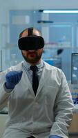 verticale . professionnel scientifique en utilisant médical innovation dans laboratoire portant virtuel réalité lunettes, gesticulant. équipe de des chercheurs travail avec équipement appareil, avenir, médecine, soins de santé, vision, simulateur video