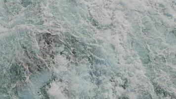turbulento oceano ondas dentro movimento, fechar-se do agitado oceano ondas, exibindo a dinâmico movimento e energia do a mar. video
