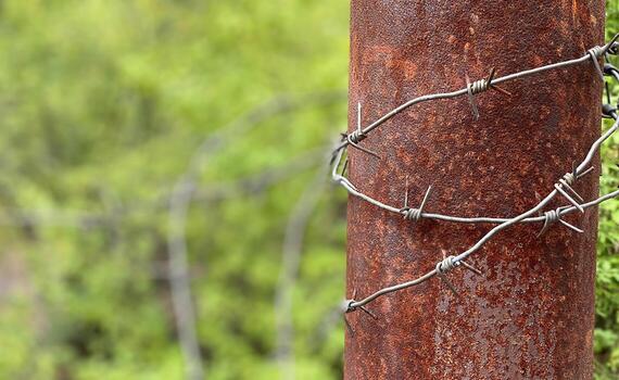 de cerca de un oxidado metal polo con mordaz cable envuelto alrededor eso foto