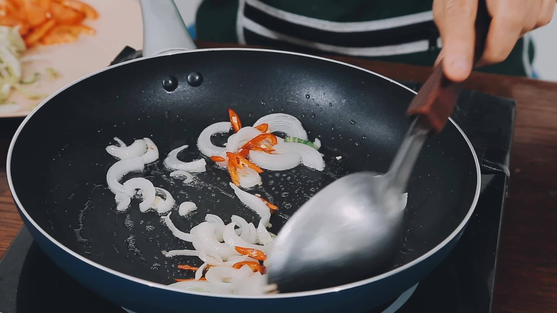 Home Cooking Saute Chilli, Garlic, and Onion, Process Making Chinese