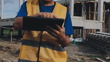 Konstruktion Arbeiter, Tablette und Porträt von Mann mit Forschung und Digital Daten zum Solar- Panel Installation. Glücklich, Ingenieur und männlich Auftragnehmer mit Öko und Energie Projekt mit Technik und online planen video