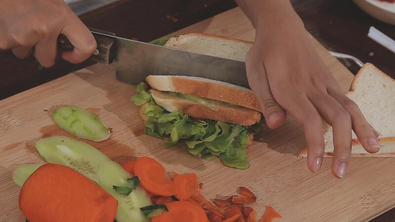 Nahansicht Bild von ein Koch Kochen ganze Weizen Sandwich und Gemüse Salat im Küche 47561019 Stock-Video bei Vecteezy