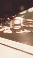 vista para a sala de aula com mesas e pequena lousa e paredes sujas video