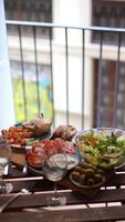 prendre plaisir Frais été le déjeuner en plein air avec salade et du vin dans une magnifique Al fresque à manger réglage video