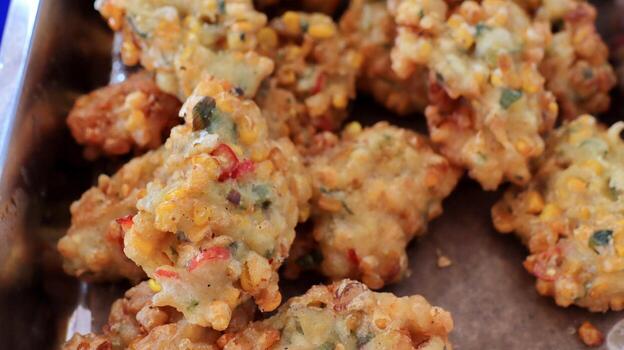 bakwan jagung o maíz buñuelos es indonesio tradicional comida foto